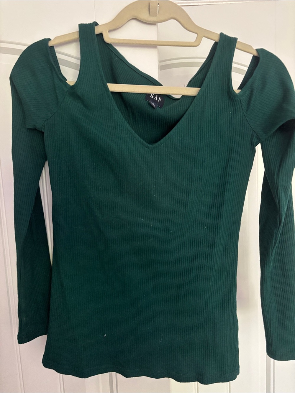 GAP Women's Dark Green Ribbed Cold-Shoulder V-Neck Long Sleeve Top